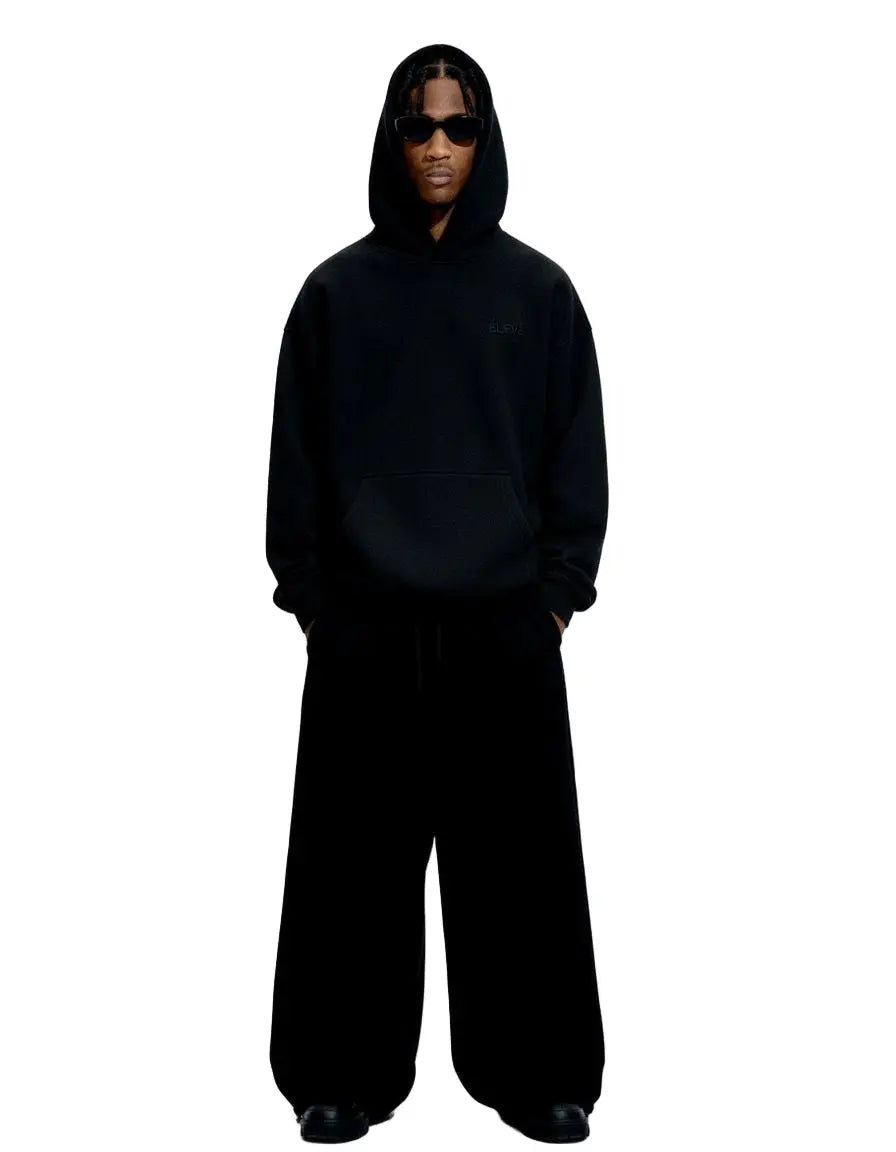 ÉLEVÉ Prestige Hoodie Black Frontansicht mit hochgezogener Kapuze – schwarzer Premium Unisex Streetwear Hoodie mit dezenter Logo Stickerei