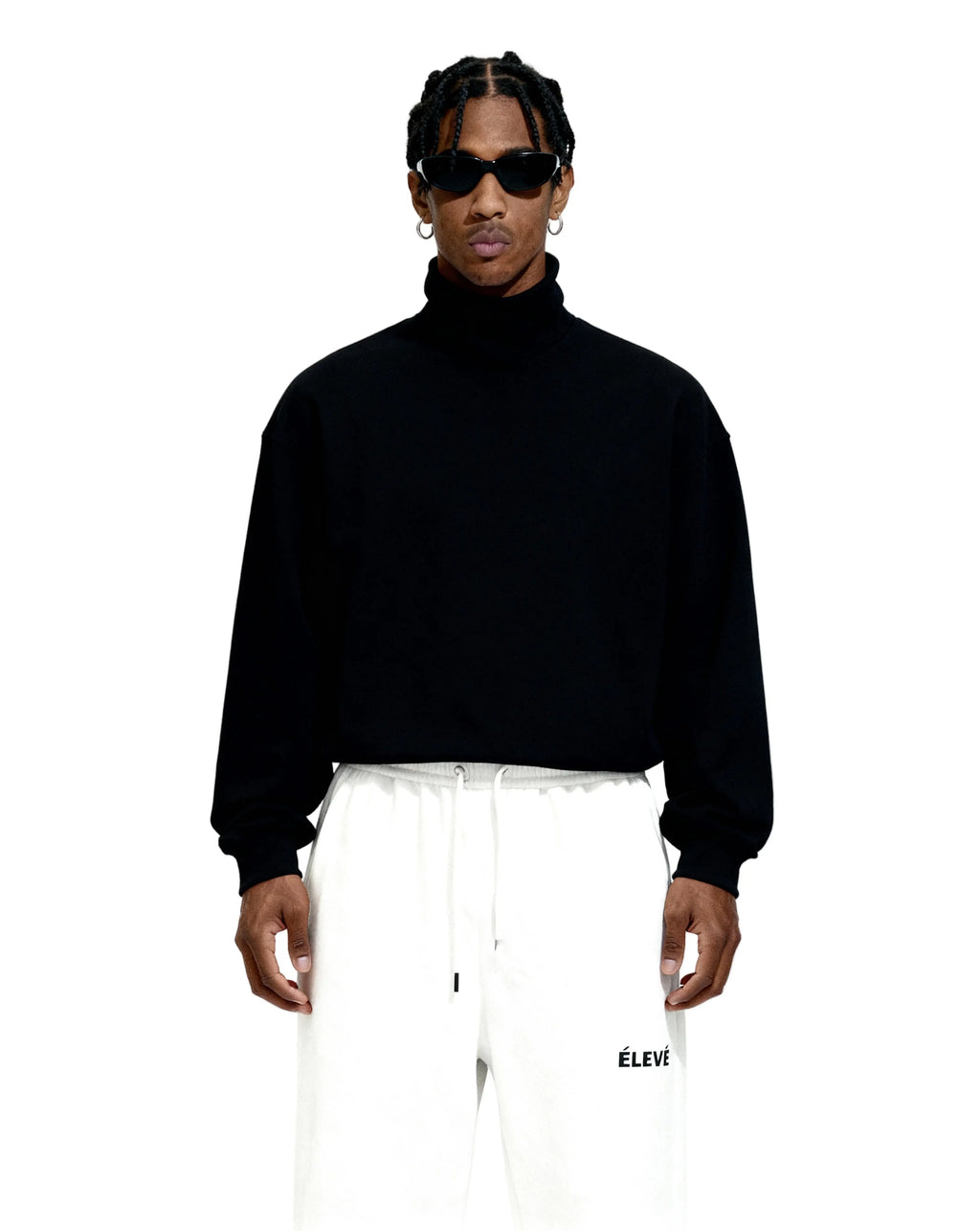 ÉLEVÉ schwarzer Fleece Turtleneck Frontansicht – minimalistisches Premium Unisex Streetwear Sweatshirt mit hohem Kragen