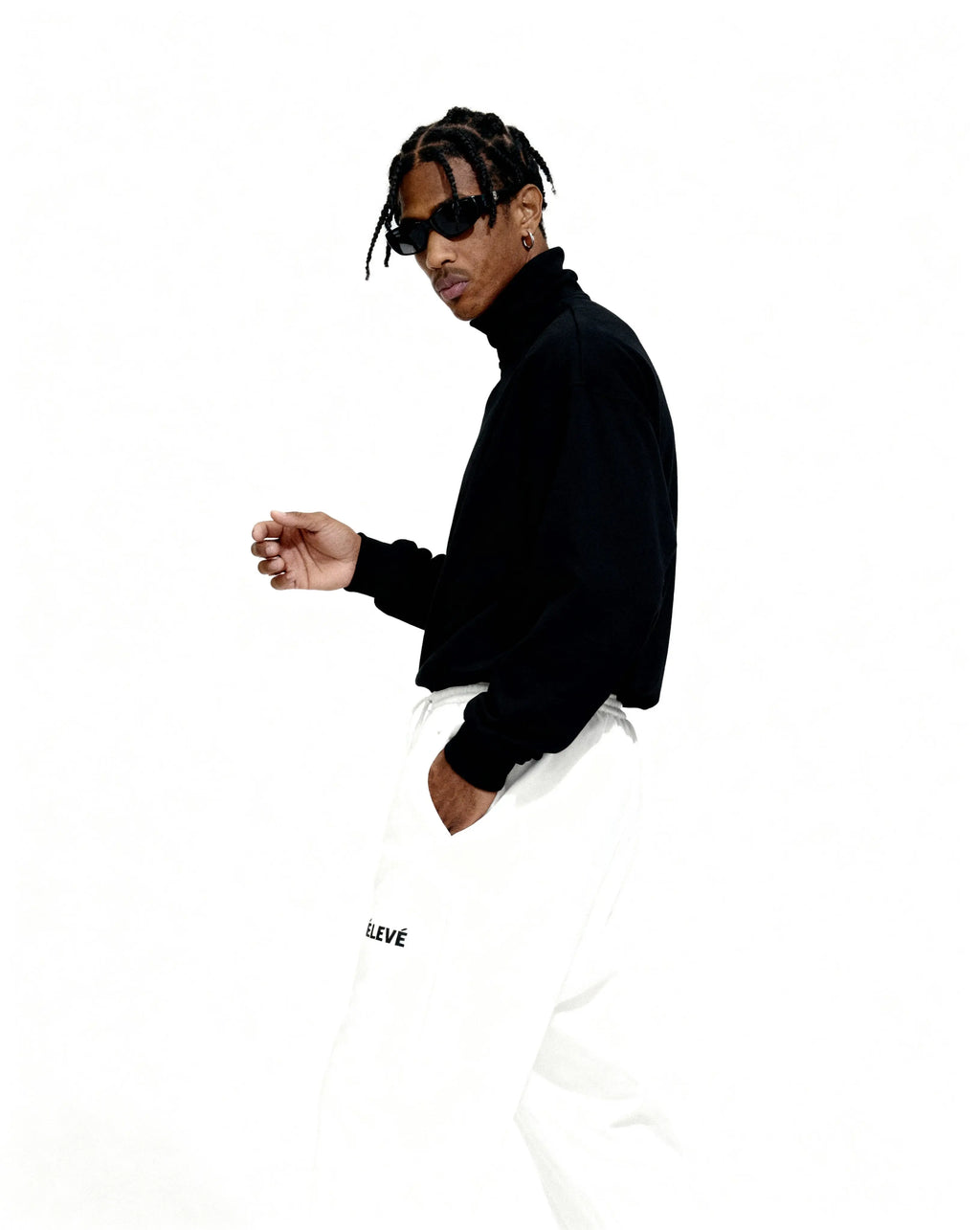 ÉLEVÉ schwarzer Fleece Turtleneck in Seitenansicht mit weißer Jogger – minimalistisches Premium Unisex Streetwear Outfit
