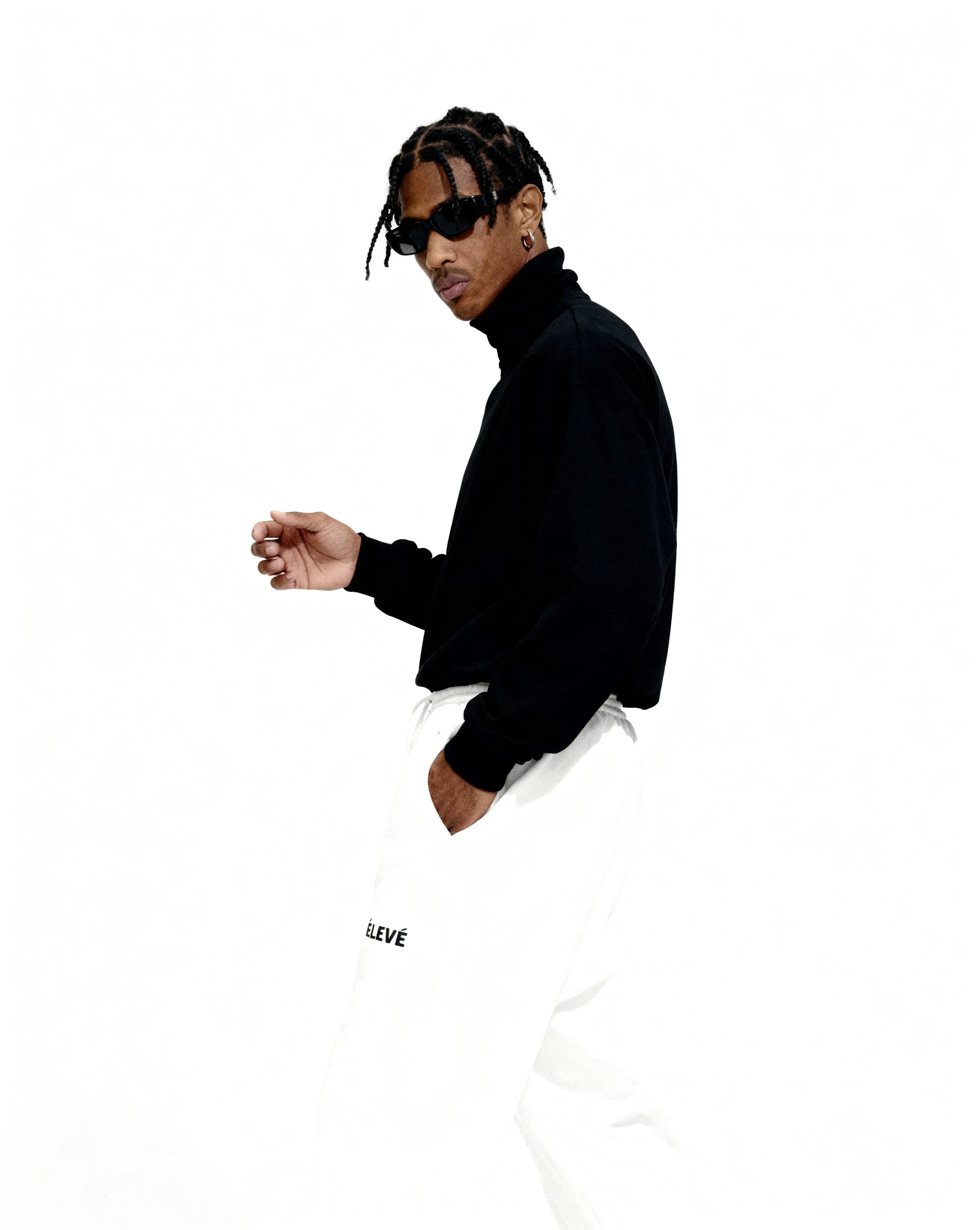 ÉLEVÉ schwarzer Fleece Turtleneck in Seitenansicht mit weißer Jogger – minimalistisches Premium Unisex Streetwear Outfit