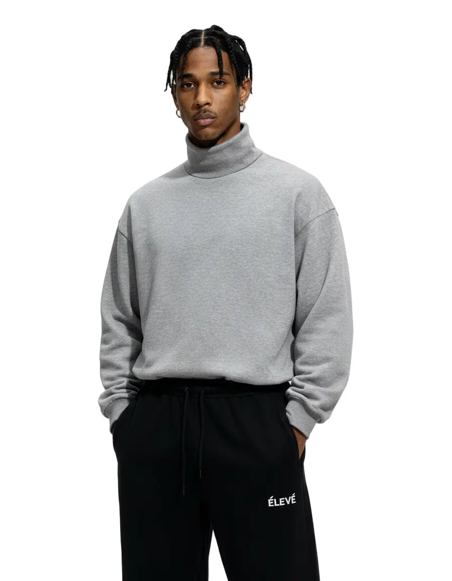 ÉLEVÉ grauer Fleece Turtleneck Frontansicht – hochwertiges Unisex Sweatshirt mit hohem Kragen und schwarzer ÉLEVÉ Jogger