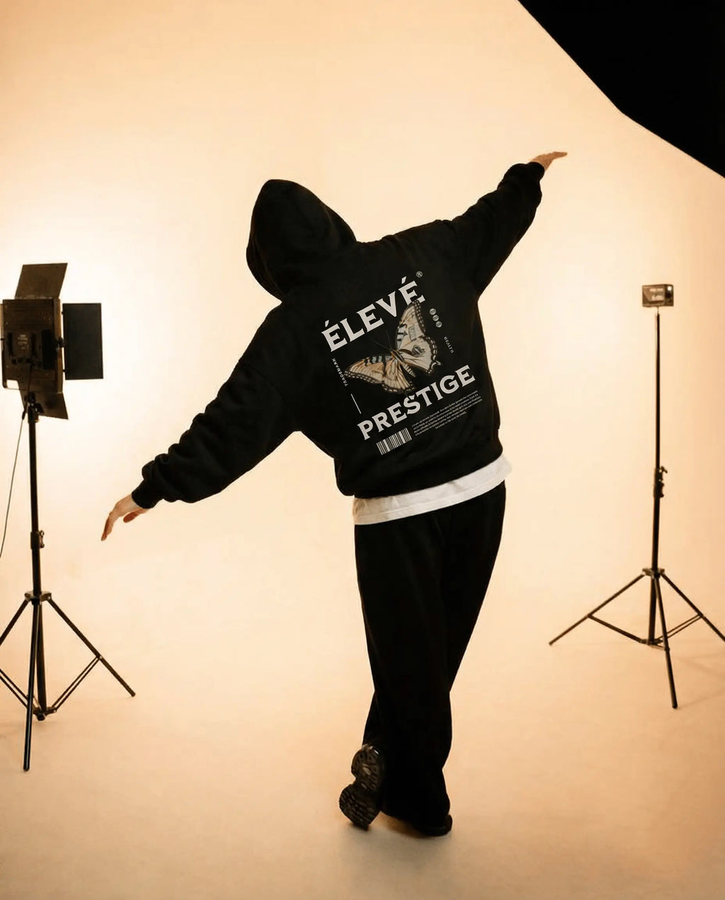 ÉLEVÉ Prestige Hoodie Black im Studio, Rückansicht mit großem Butterfly Backprint – schwarzer Premium Unisex Streetwear Hoodie in Bewegung