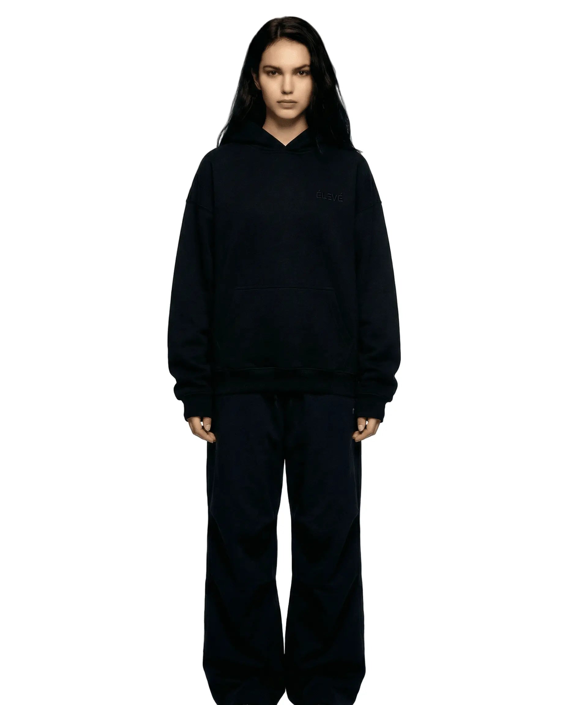 ÉLEVÉ Prestige Hoodie Black Frontansicht an Frau – schwarzer Premium Unisex Streetwear Hoodie mit dezentem Logo und weitem Fit
