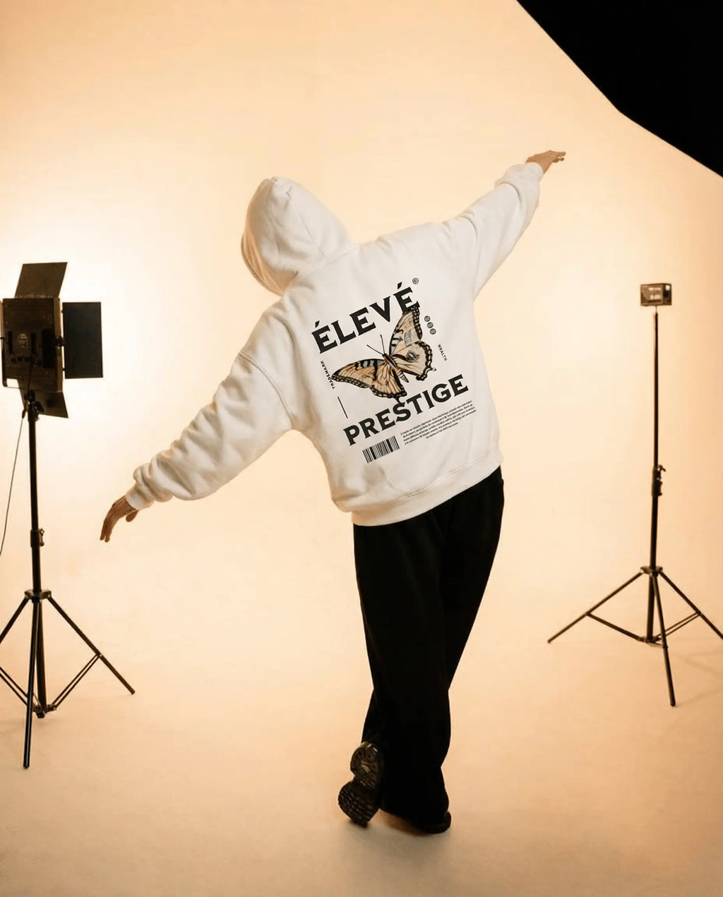ÉLEVÉ Prestige Hoodie White im Studio, Rückansicht mit großem Butterfly Backprint – weißer Premium Unisex Streetwear Hoodie in Bewegung