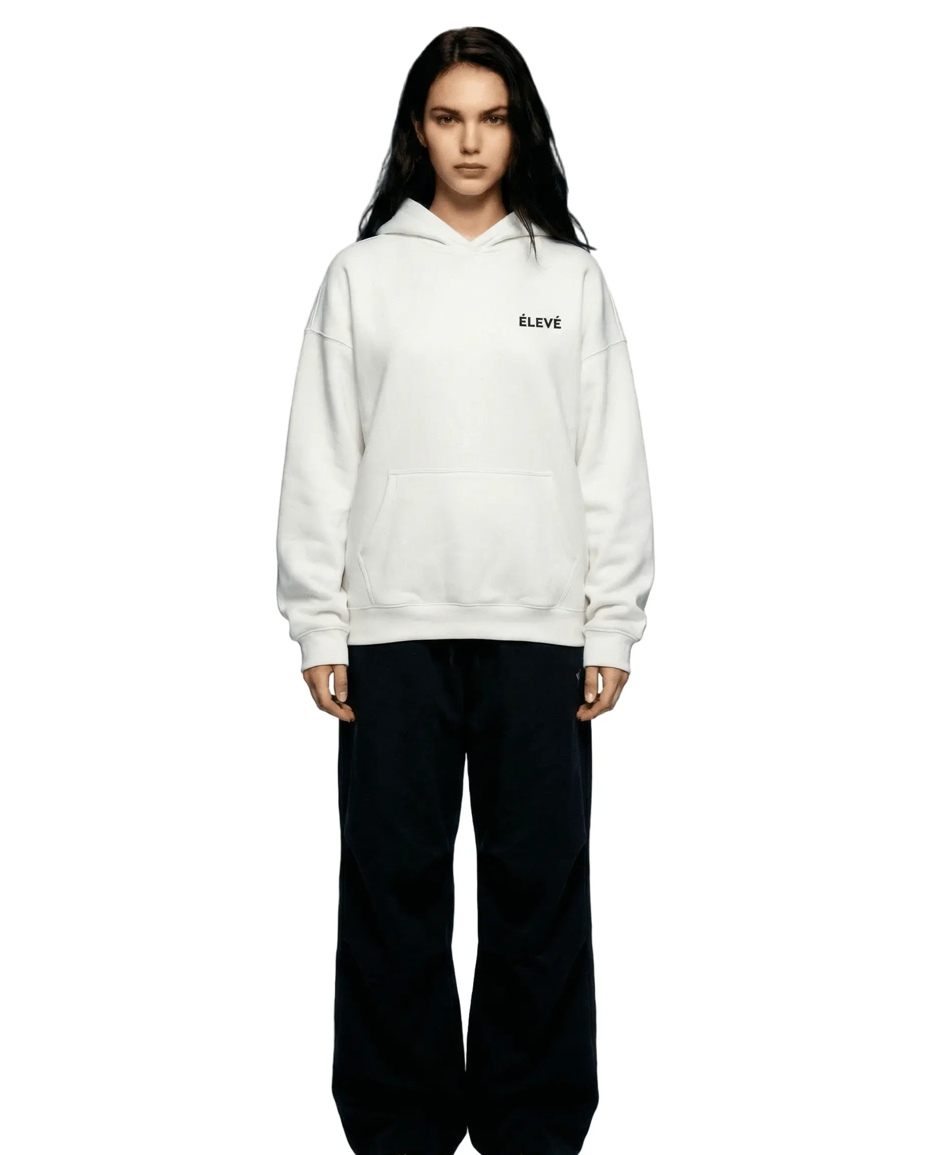 ÉLEVÉ Prestige Hoodie White Frontansicht an Frau – weißer Premium Unisex Streetwear Hoodie mit kleinem ÉLEVÉ Logo